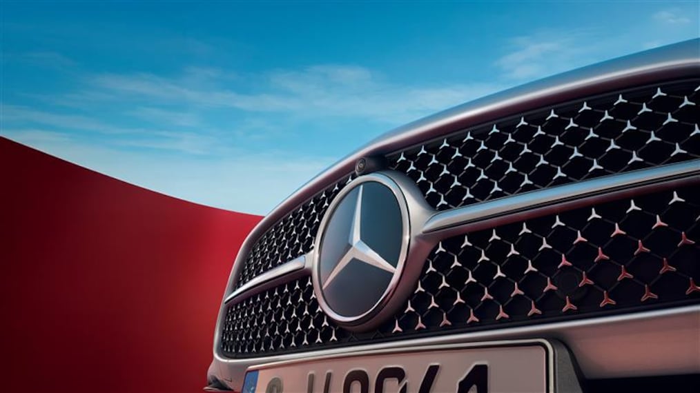 Mercedes-Benz C-Serisi Sedan'ın dinamik görünümü (sürüş çekimi) veya şarj istasyonunda dururken.