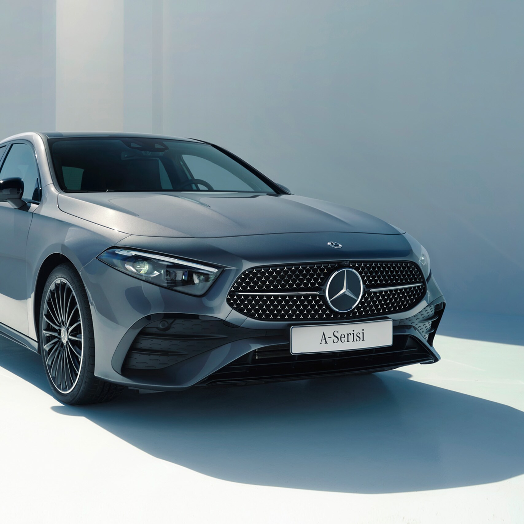 Mercedes-Benz’den A-Serisi Kompakt Sedan’ın yandan ön görünümü.