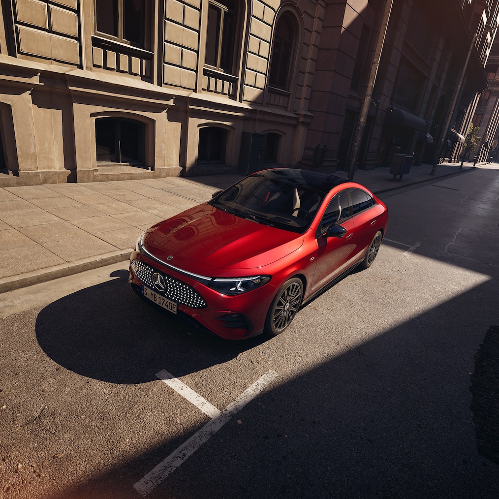 Mercedes-Benz CLA C174'ün panoramik tavanı nedeniyle hafifçe yükseltilmiş bir perspektiften önden yan görünüm.