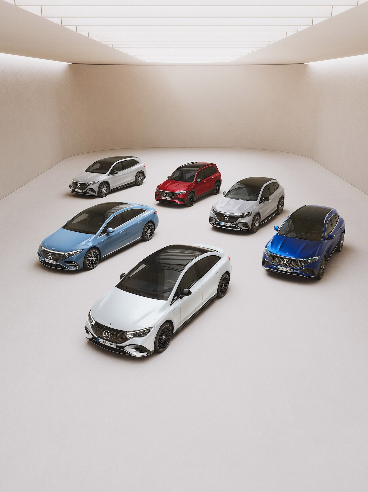 Tamamen elektrikli Mercedes-Benz modellerin önden görünümü.