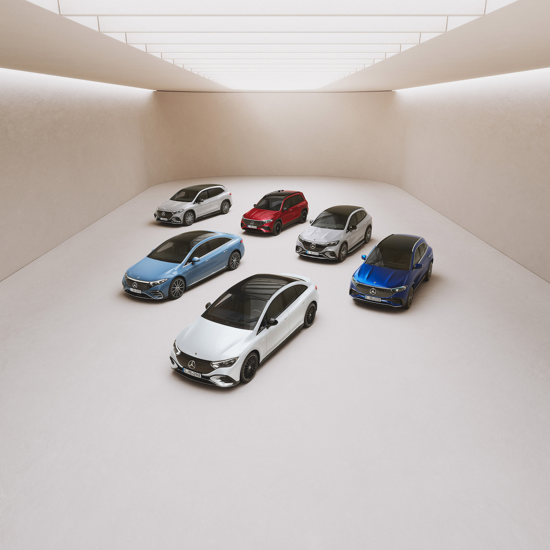 Mercedes-Benz Tamamen elektrikli Mercedes-Benz modellerin önden görünümü.