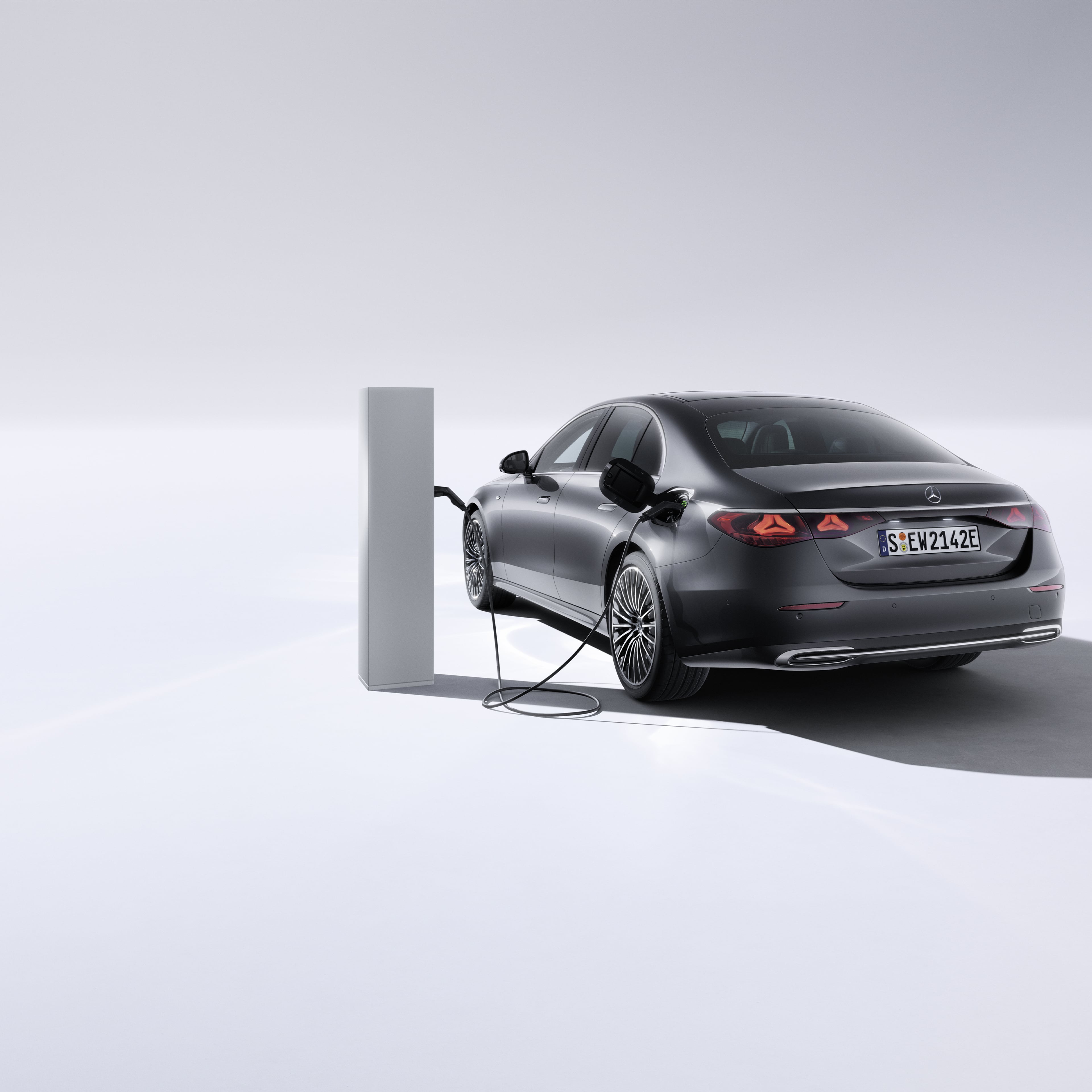 Menziller | Plug-in hibritler | Mercedes-Benz GLC Plug-in hibrit SUV'nin yandan görünümü.