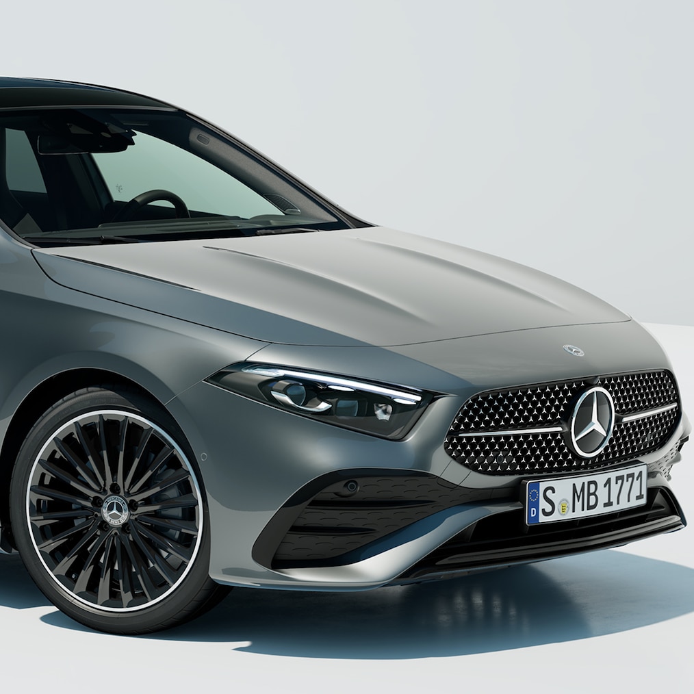 Bir şarj istasyonunda duran EQ hibrit teknolojili bir Mercedes-Benz A 250 e'nin görünümü.
