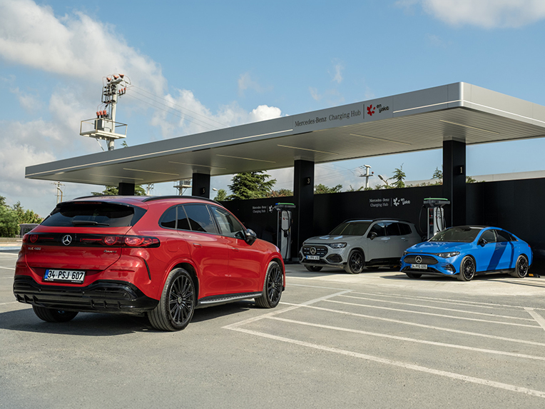 En Yakıt İş Birliği | Şarj | Mercedes-Benz Şarj istasyonunda duran Mercedes-Benz'in çeşitli elektrikli otomobil modelleri.