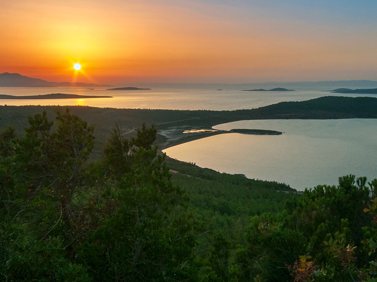 Ayvalık Şeytan Sofrası'nda gün batımı.