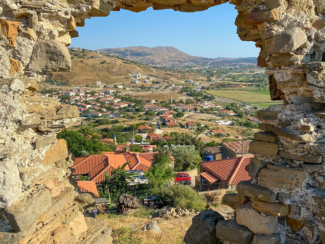 Gökçeada'da bir yerleşke.