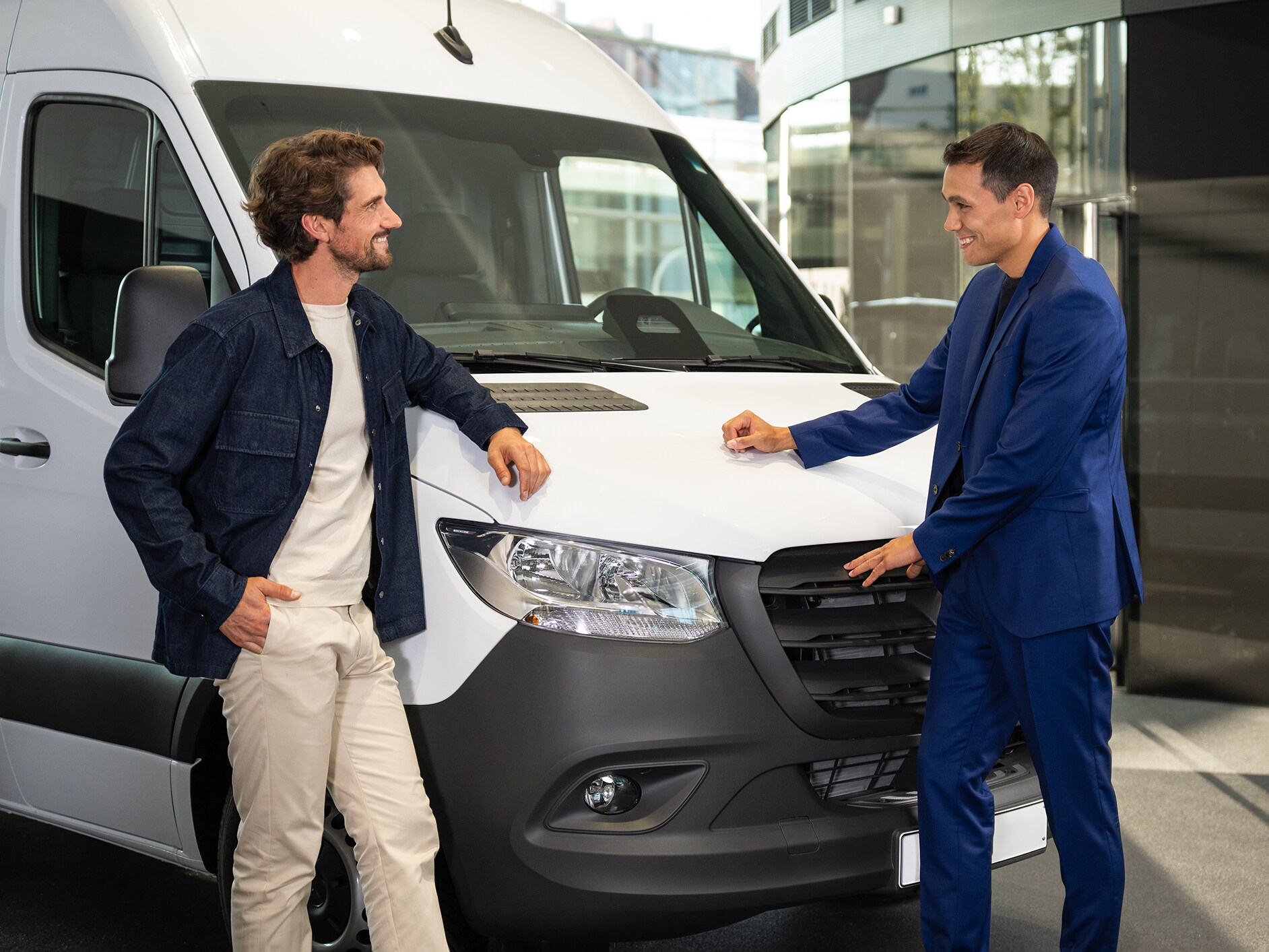 Bir erkek beyaz bir Mercedes-Benz eSprinter Van yanında duruyor ve telefon görüşmesi yapıyor