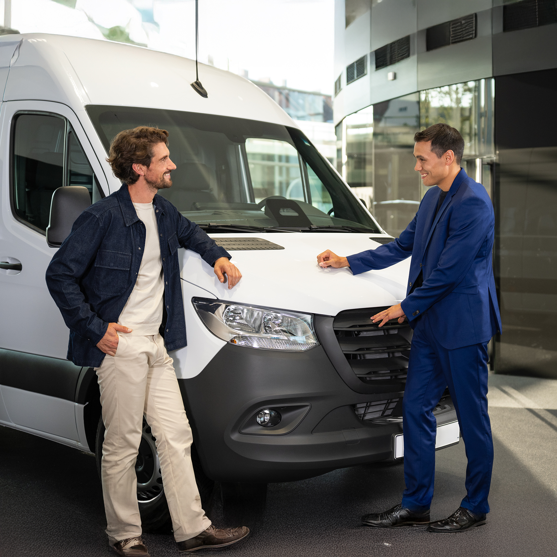 Abonelik | Finansal Hizmetler | Mercedes-Benz Hafif Ticari Araçlar Bir erkek beyaz bir Mercedes-Benz eSprinter Van yanında duruyor ve telefon görüşmesi yapıyor