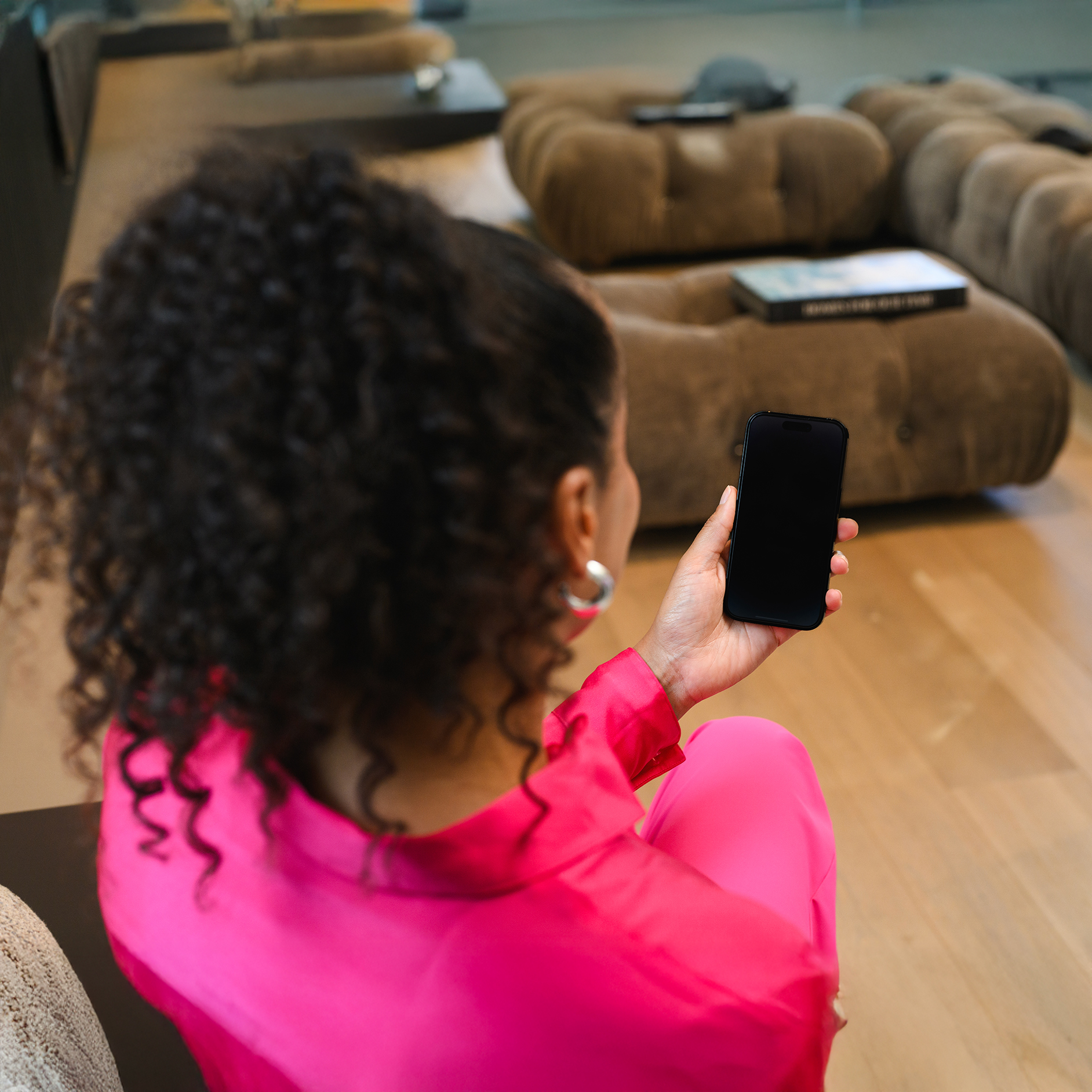 Kiralama | Finansal Hizmetler | Mercedes-Benz Hafif Ticari Araçlar Siyah bir Mercedes-Benz EQV-Van yanında cep telefonuyla görüşme yapan bir kadın