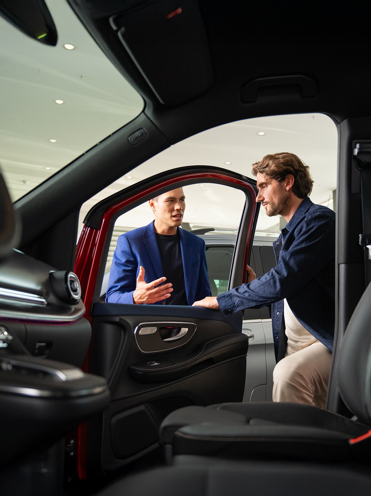 Mercedes-Benz eSprinter Van içindeki bir temsilci ile sohbet eden bir erkek