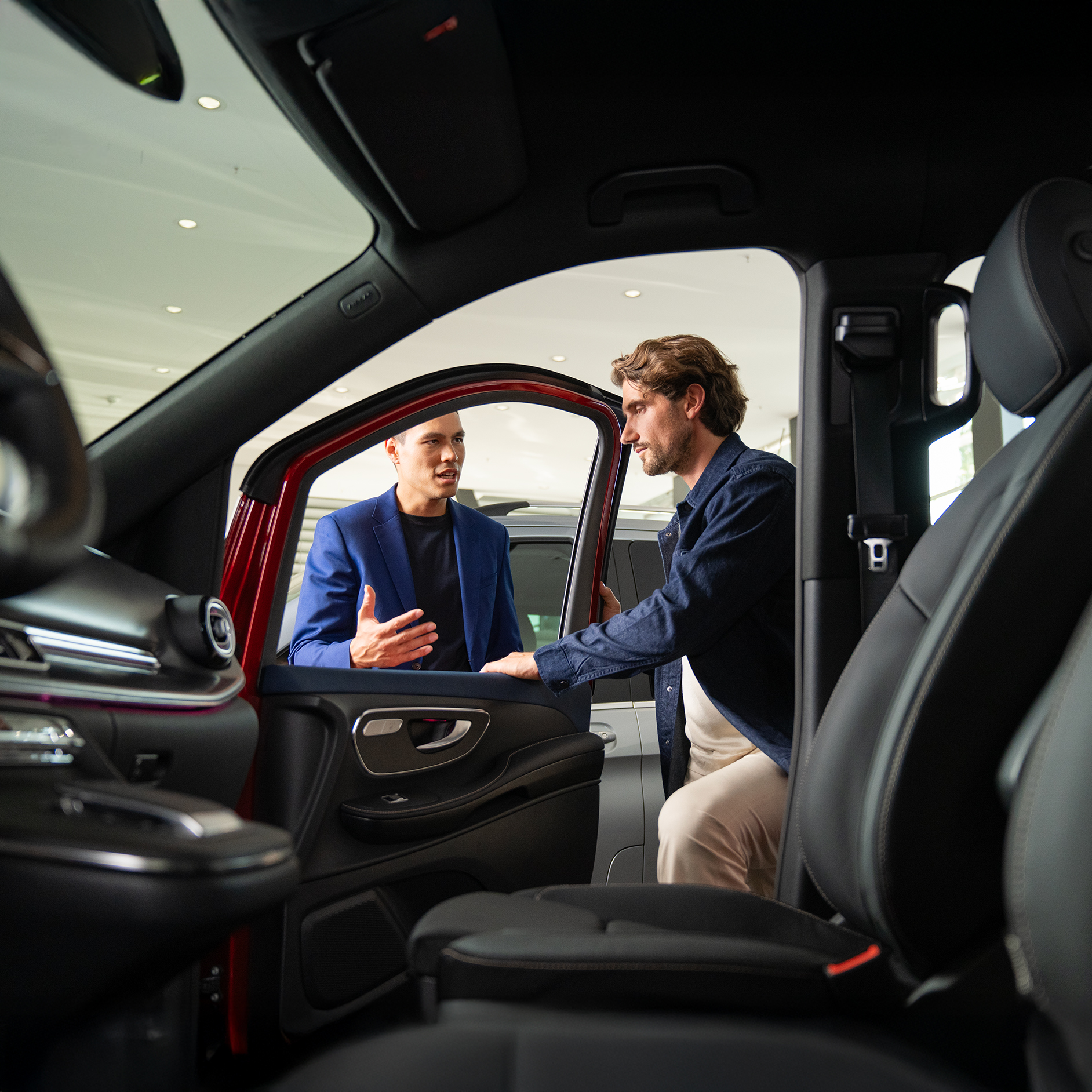 Sigorta | Finansal Hizmetler | Mercedes-Benz Hafif Ticari Araçlar Mercedes-Benz eSprinter Van içindeki bir temsilci ile sohbet eden bir erkek