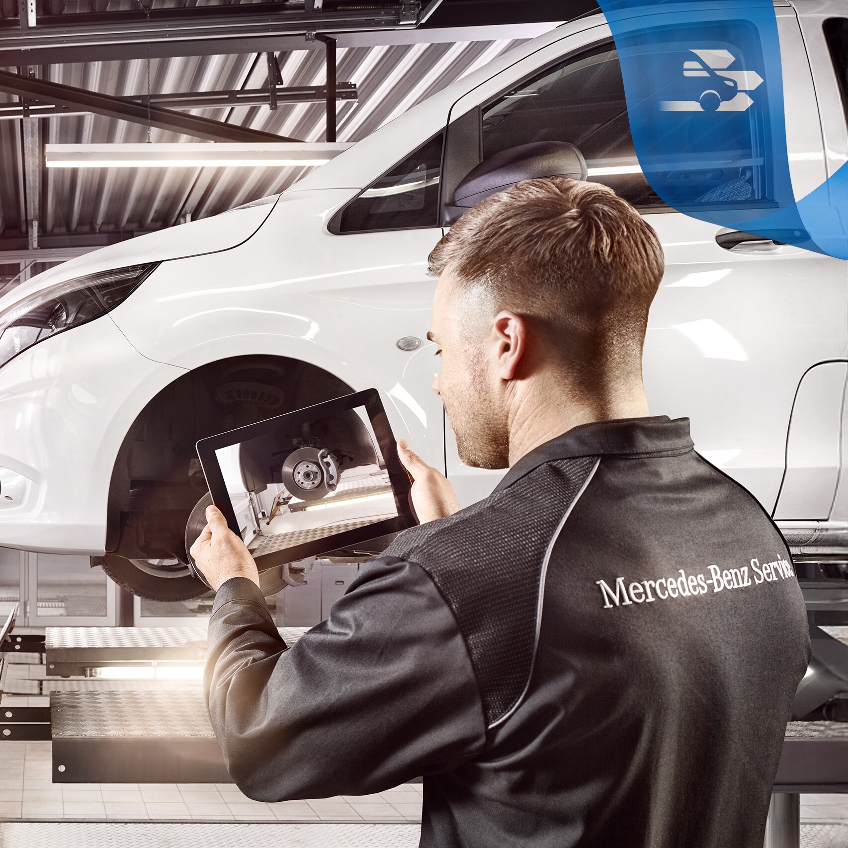 Yetkili servise çekilerek getirilmiş bir Mercedes-Benz hafif ticari aracın dışında iki personel ticari araç servisi hakkında konuşuyor.