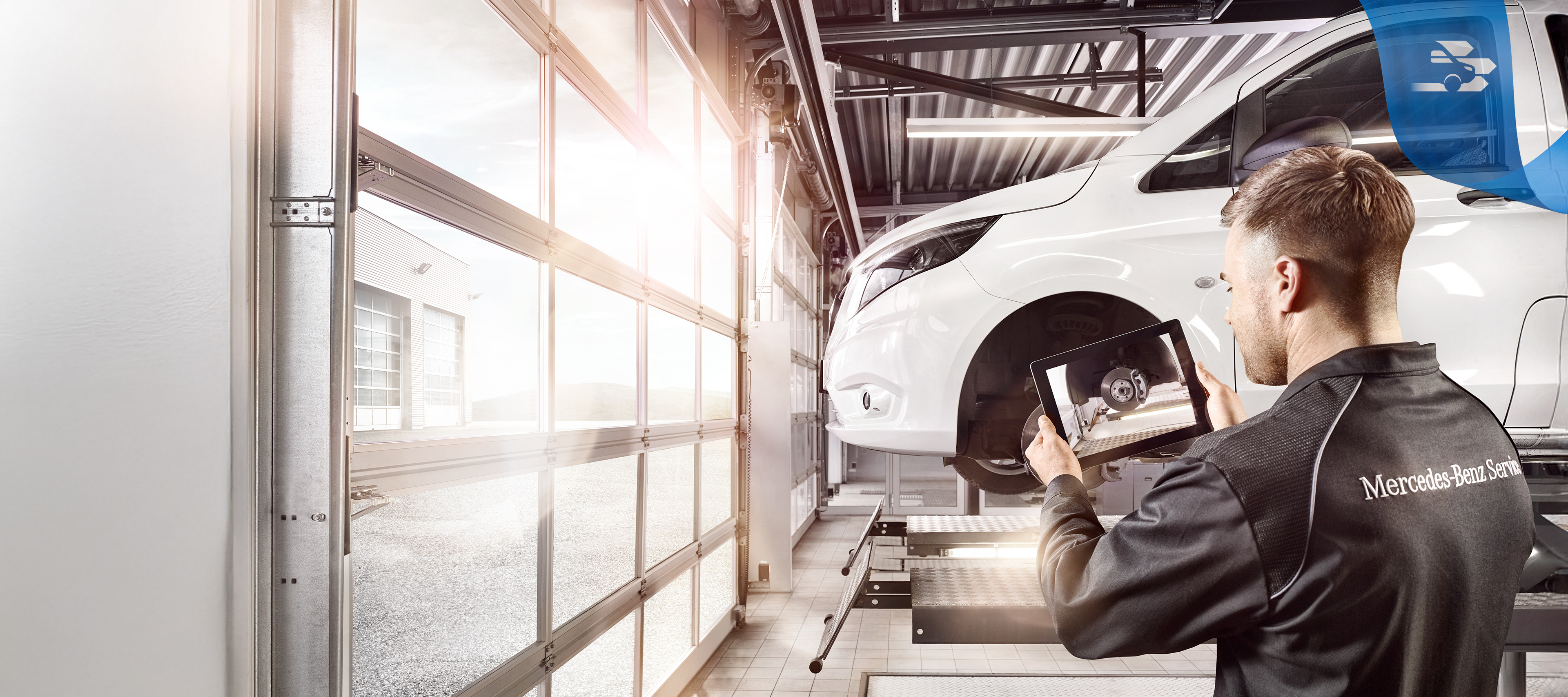 Mercedes-Benz | Bakım Yetkili servise çekilerek getirilmiş bir Mercedes-Benz hafif ticari aracın dışında iki personel ticari araç servisi hakkında konuşuyor.