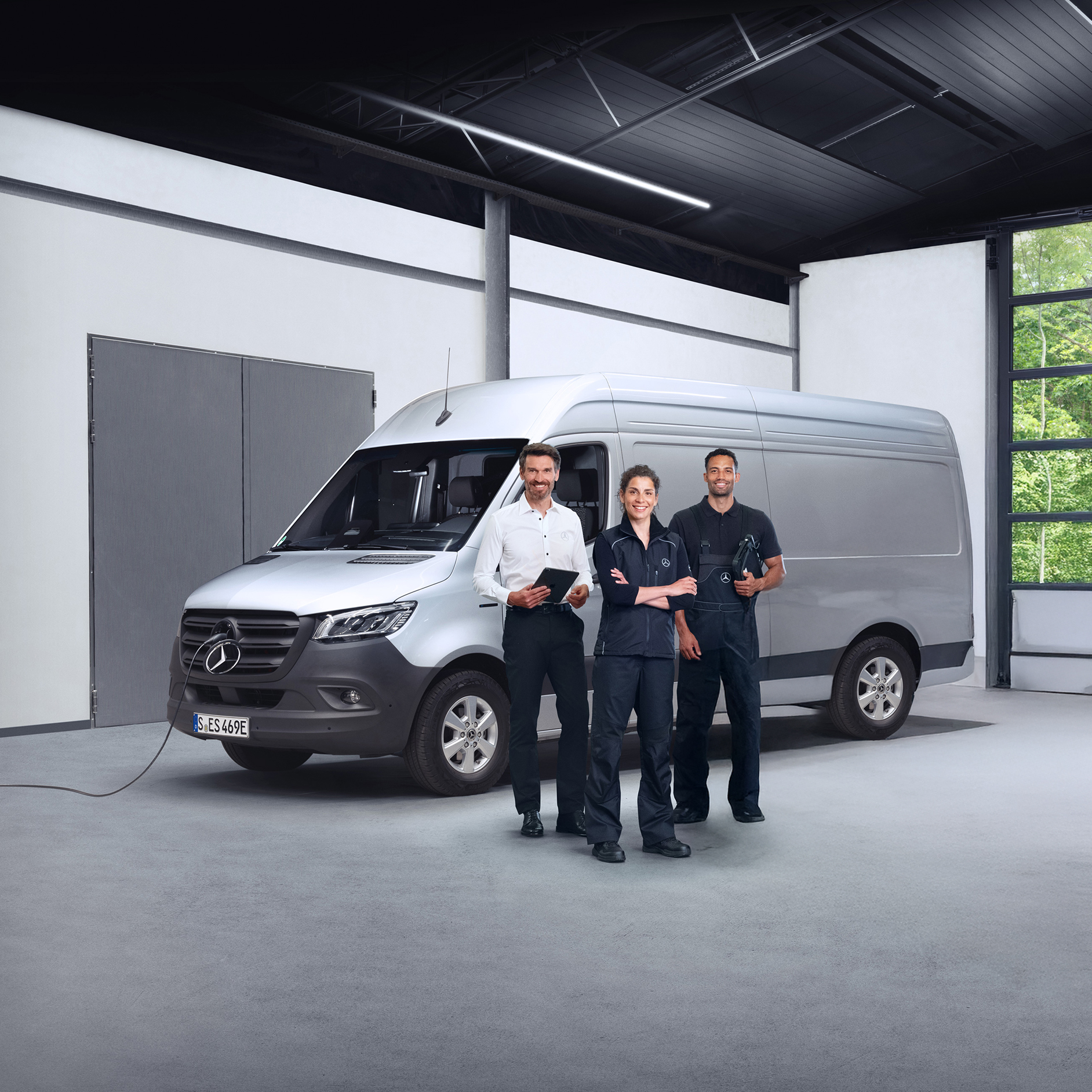 Mercedes-Benz | Hafif ticari araç kalitesine genel bakış Kaliteyi simgeleyen Mercedes-Benz hafif ticari araçların önünde duran üç çalışan.