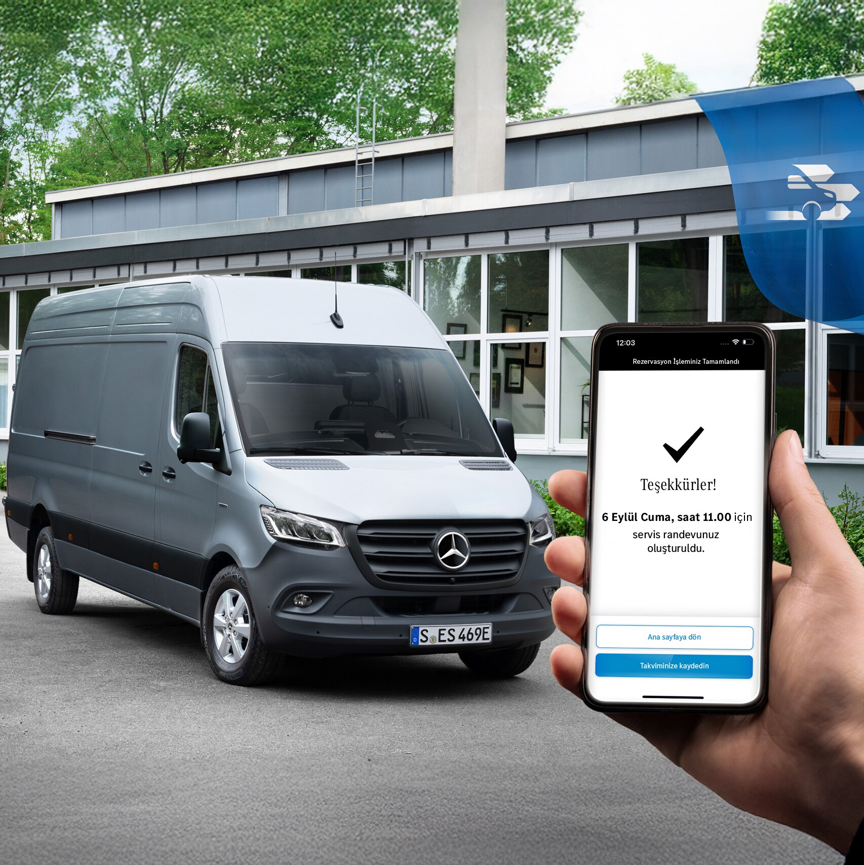 Ön planda akıllı telefon tutan bir el ile bir ofis önünde gri bir Mercedes-Benz Sprinter hafif ticari araç.