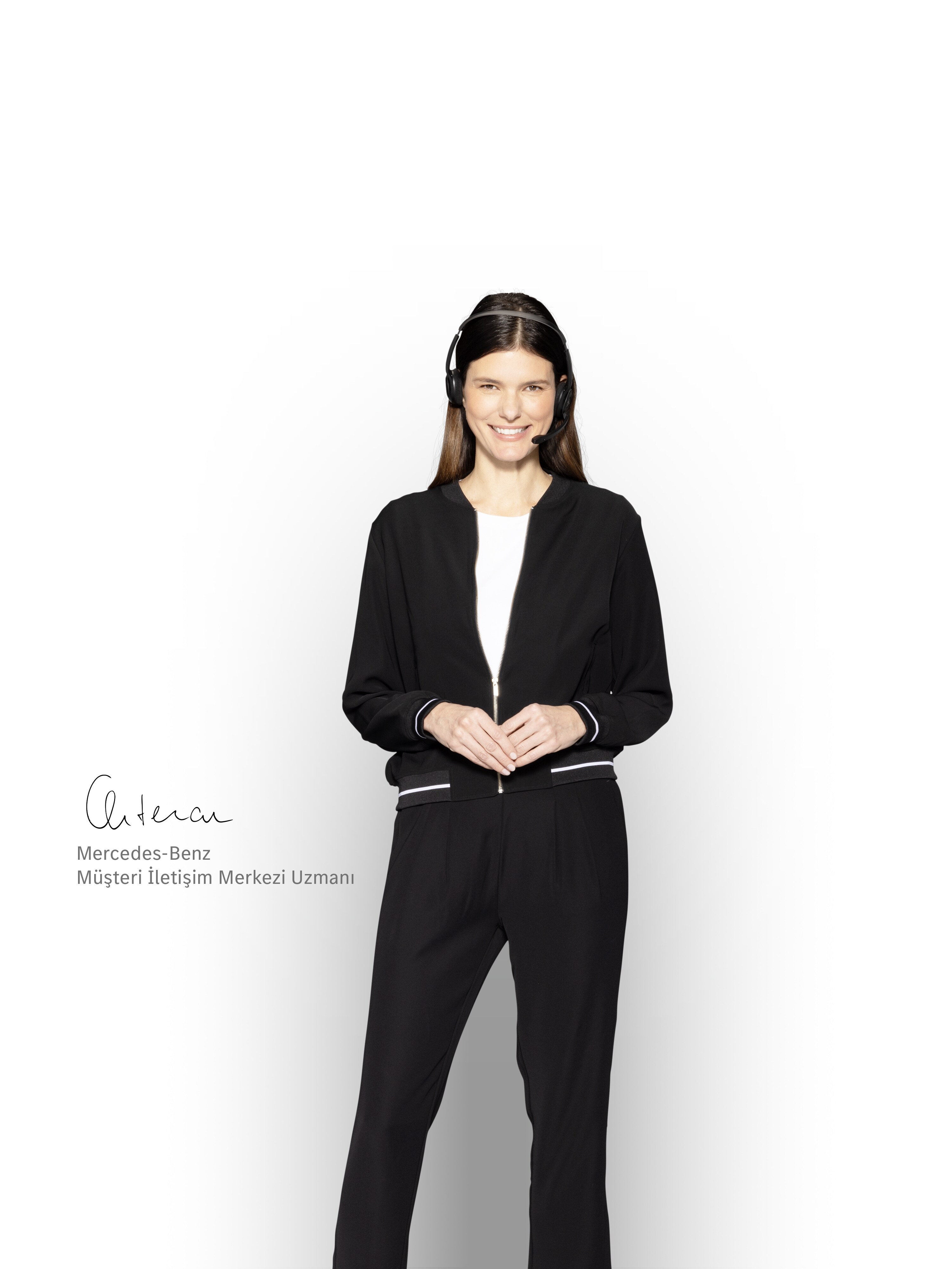 Kulaklık takan bir müşteri ilişkileri danışmanı.