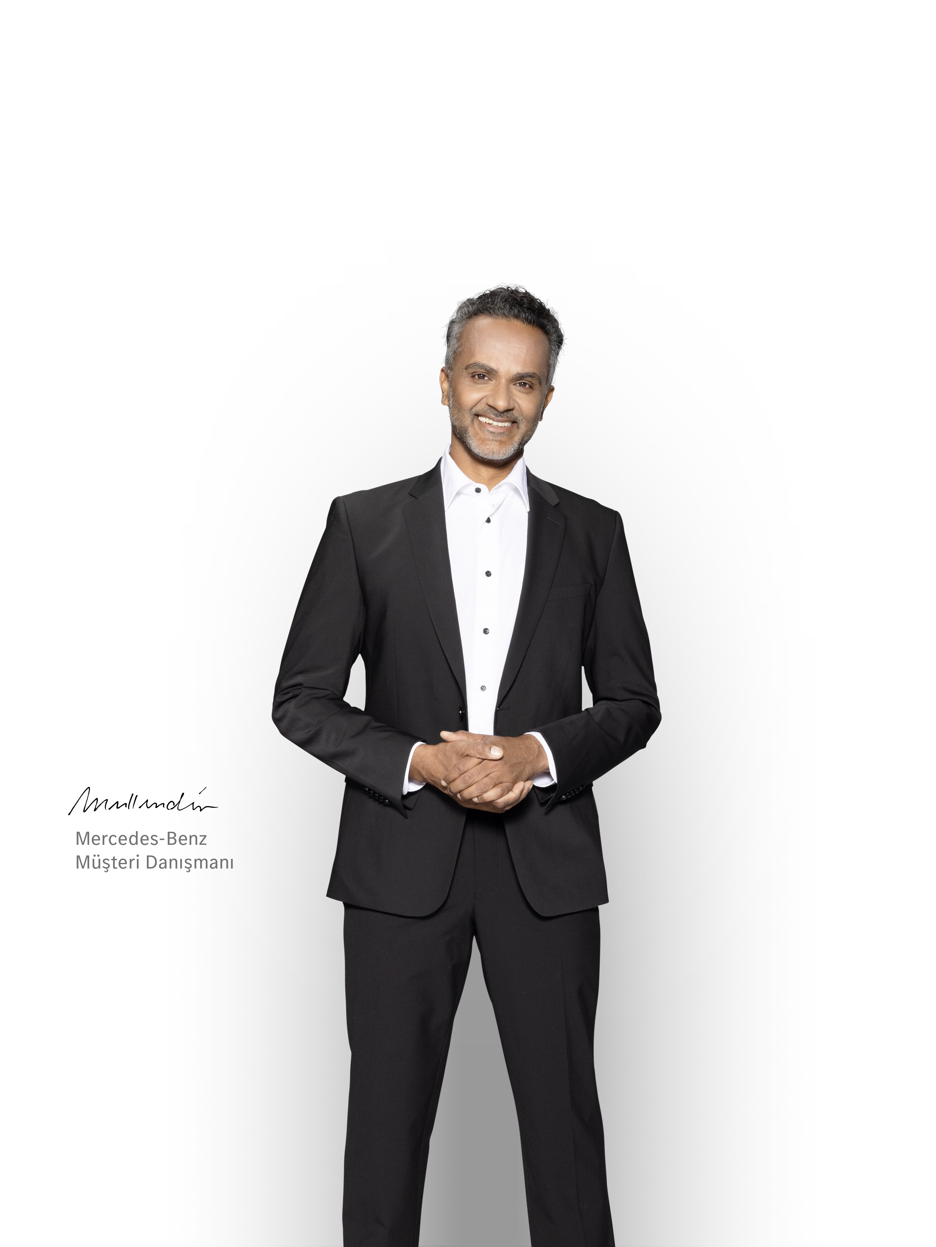 Mercedes-Benz elektrikli hafif ticari aracınız için destek sağlamak üzere ayakta duran ve gülümseyen yetkin Satış Müdürü.