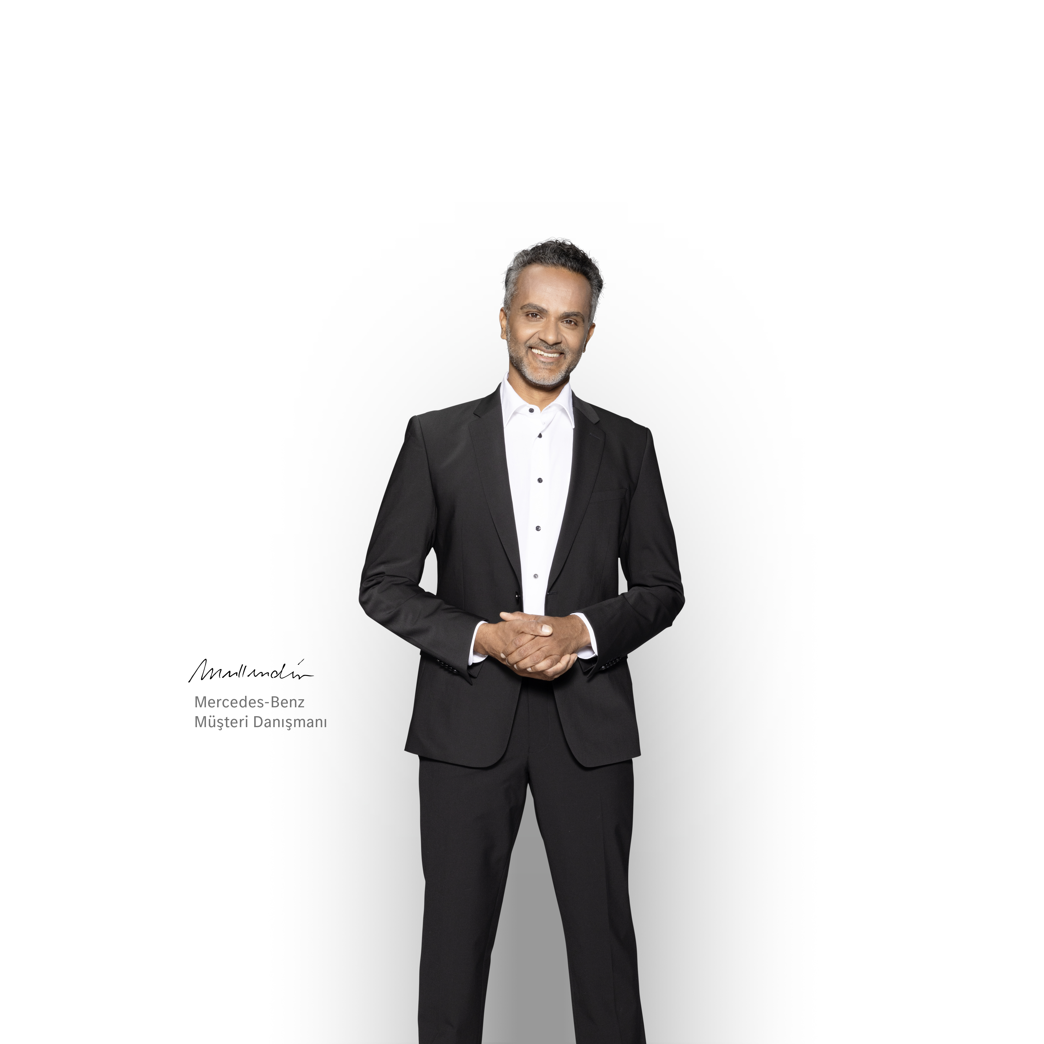 Mercedes-Benz Müşteri Danışmanı Mercedes-Benz elektrikli hafif ticari aracınız için destek sağlamak üzere ayakta duran ve gülümseyen yetkin Satış Müdürü.