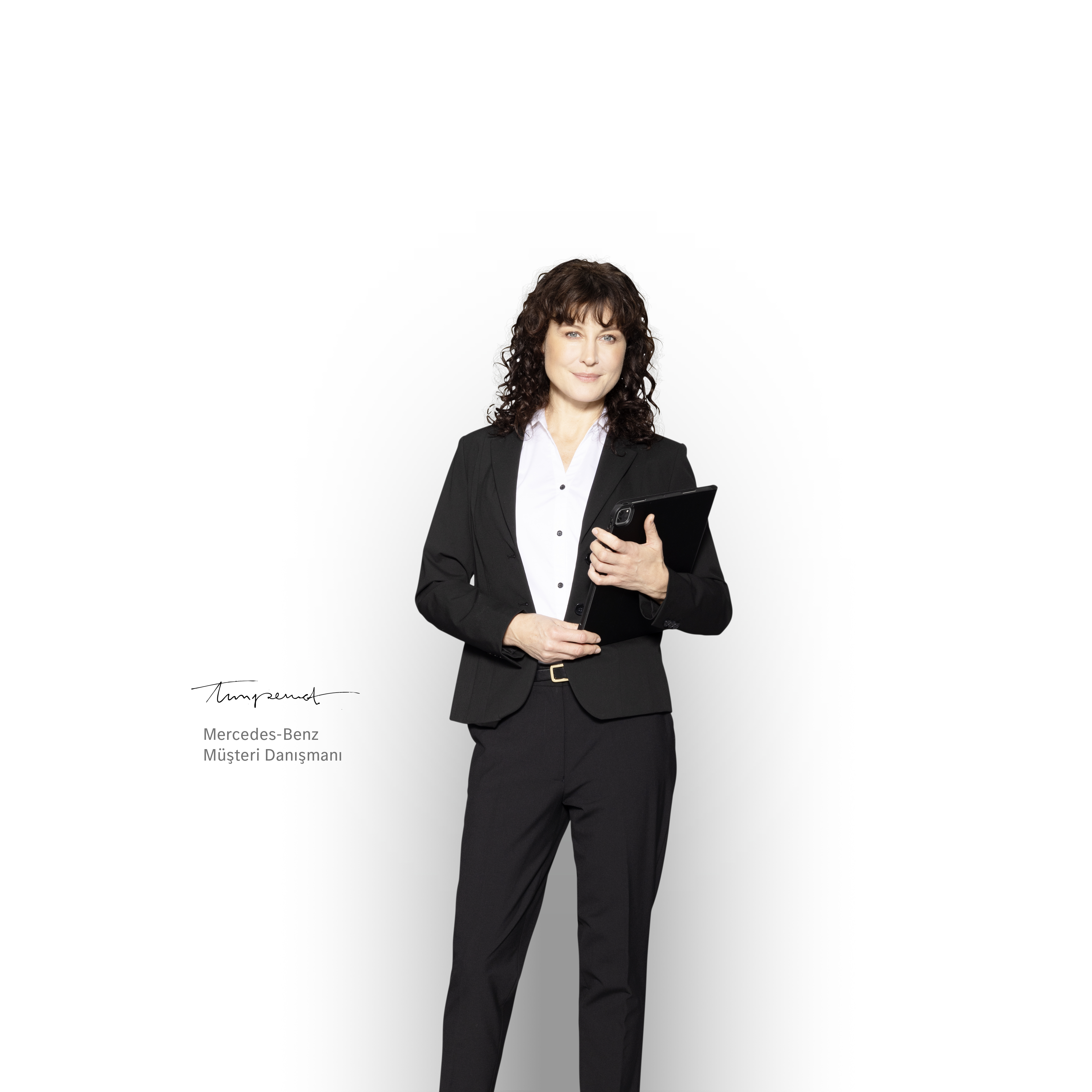 Mercedes-Benz Müşteri Danışmanı Mercedes-Benz Satış Müdürü, servis paketleriyle ilgili bilgilendirmeye hazır bir şekilde tabletiyle duruyor.