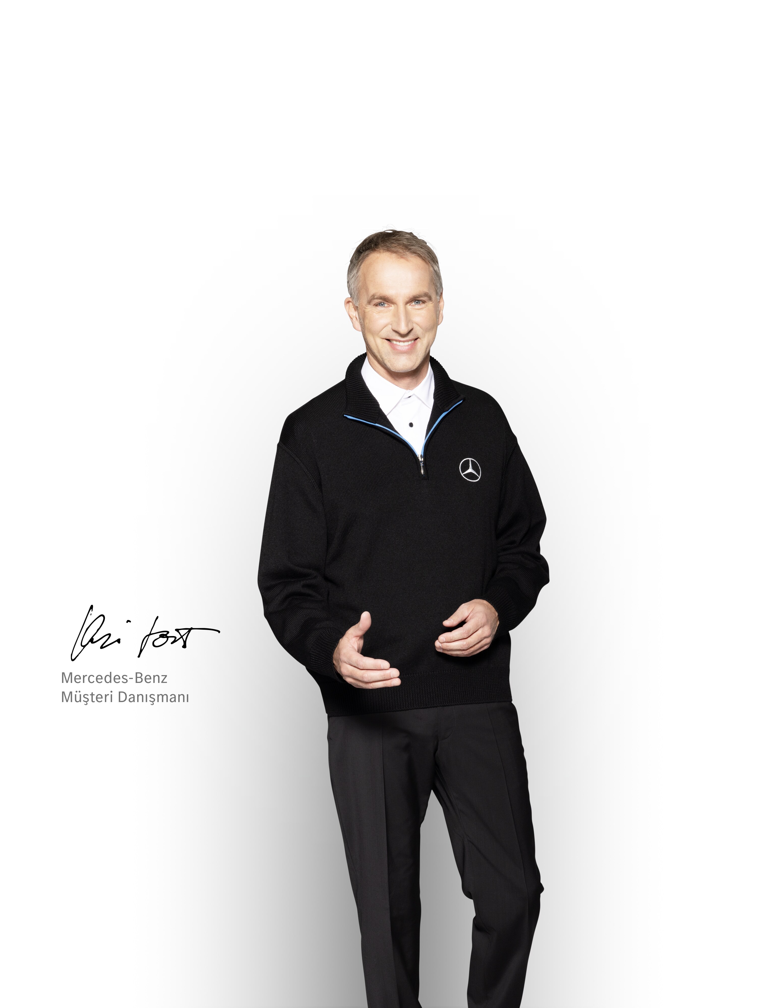 Mobilite hizmetleri hakkında bilgi vermeye hazır elinde tablet olan beyaz tişörtlü Servis Danışmanı.