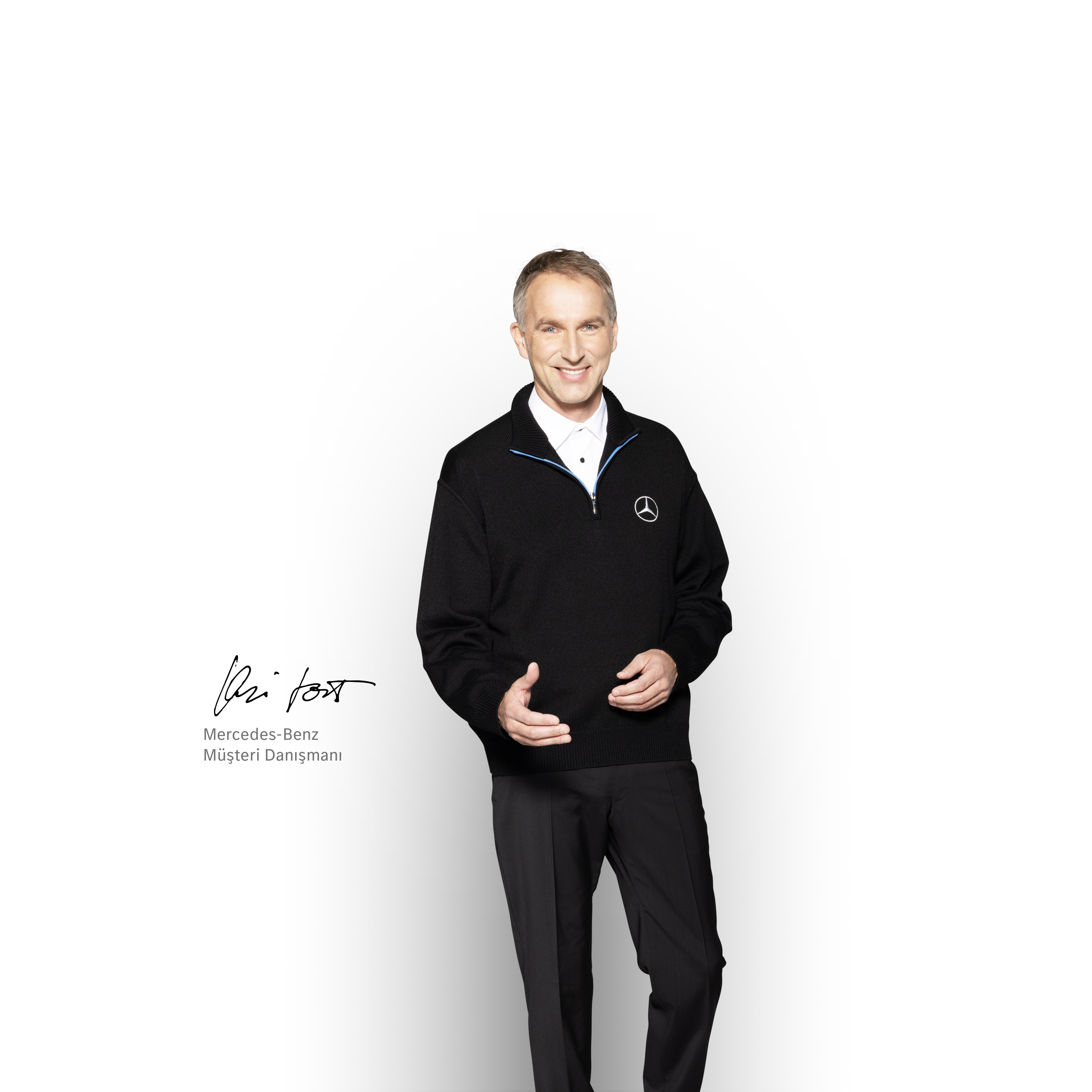 Mercedes-Benz Müşteri Danışmanı Mobilite hizmetleri hakkında bilgi vermeye hazır elinde tablet olan beyaz tişörtlü Servis Danışmanı.