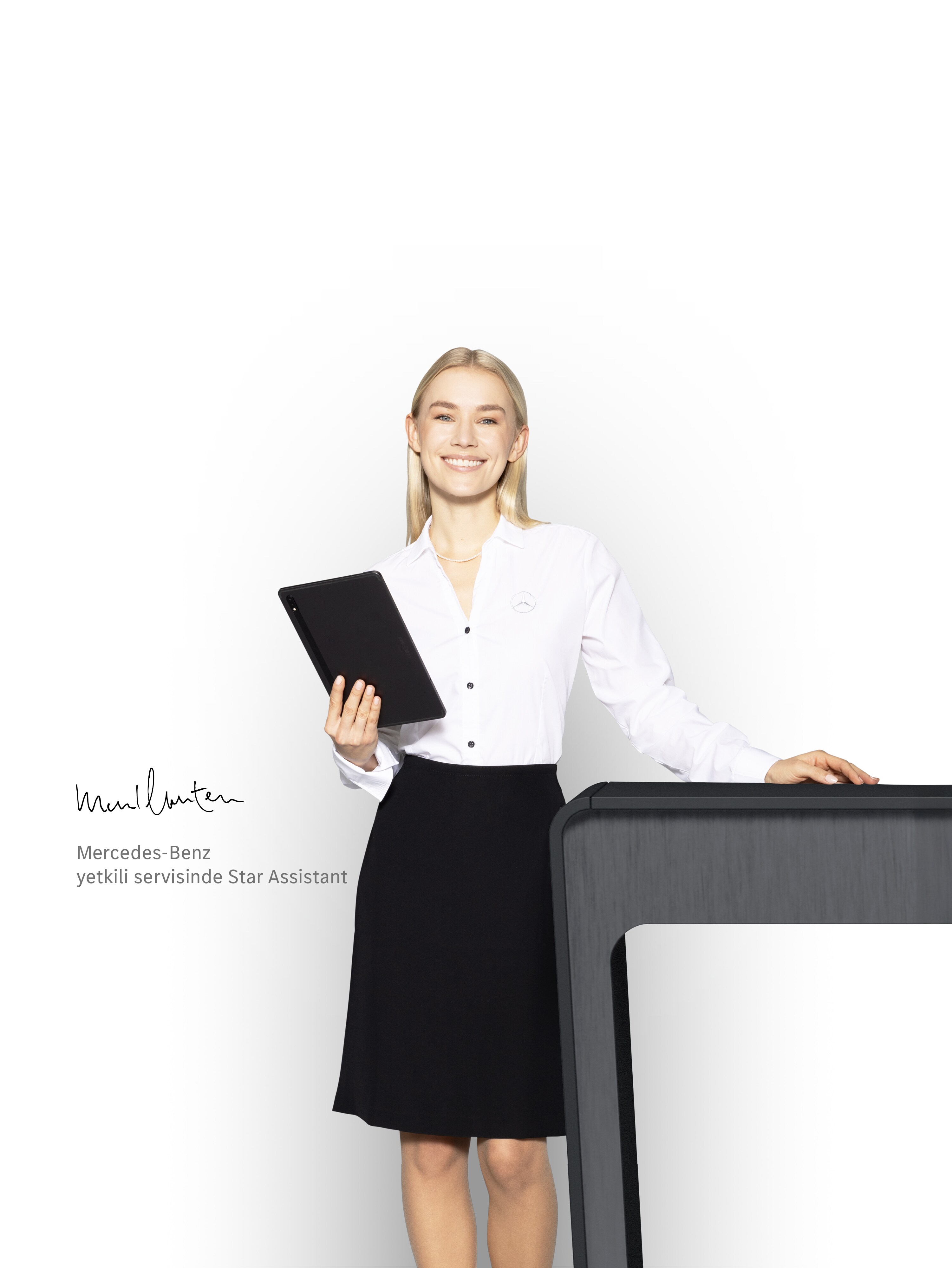 Yıldız asistan bir kadın elinde tabletiyle yetkin destek sunmak için ayakta bekliyor.