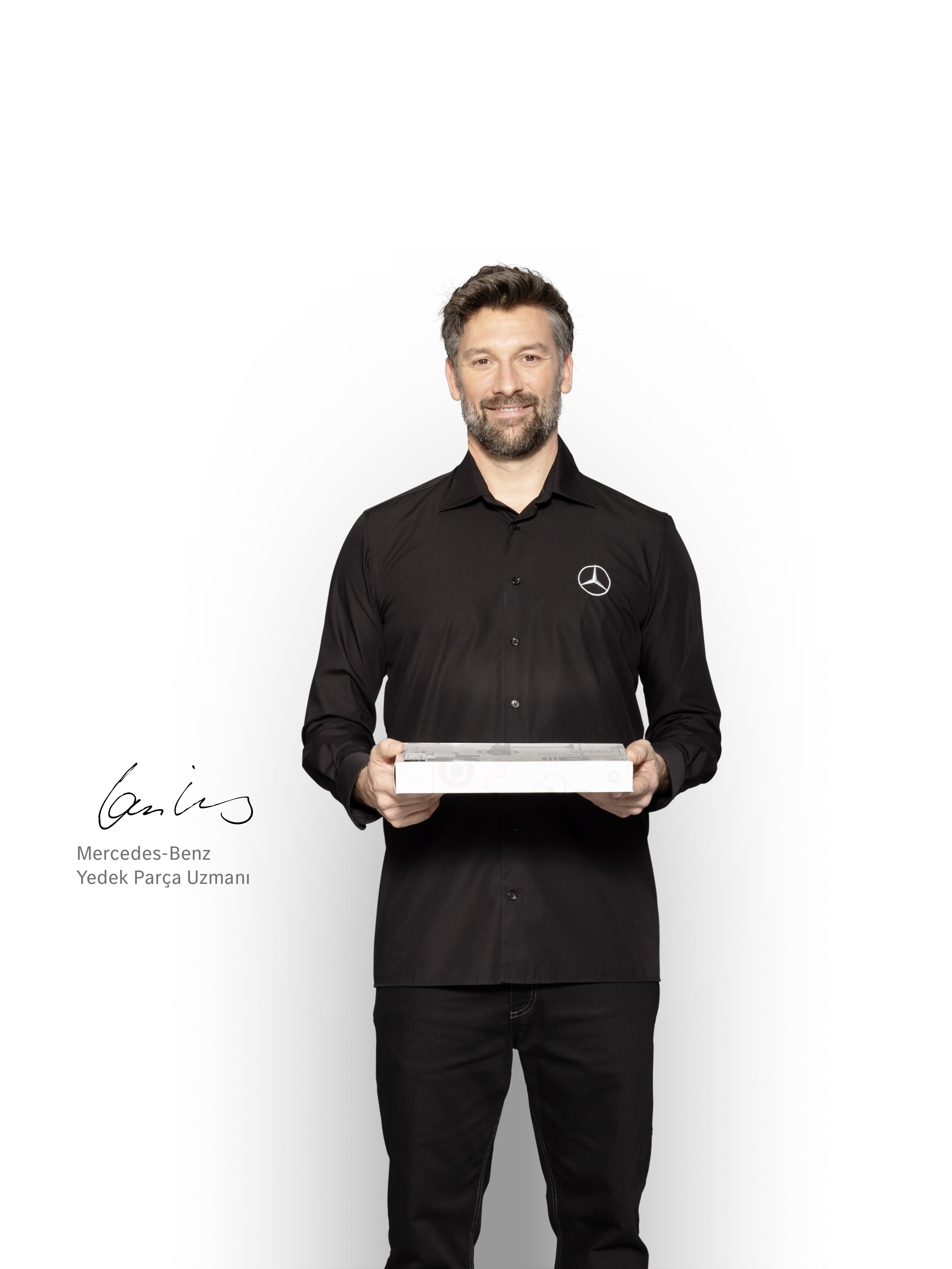 Mercedes-Benz Kalite Standartları hakkında bilgi vermek için elinde tablet ile Parça Uzmanı