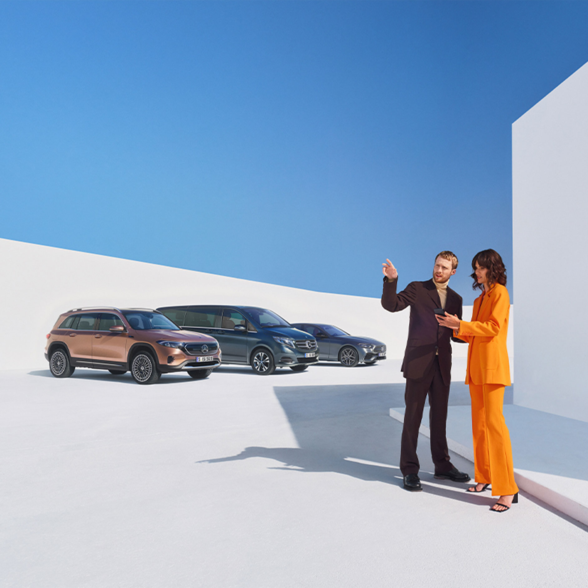 Kurumsal müşteriler için Dijital Ekstralar | Dijital Ekstralar | Mercedes Benz Çok sayıda Mercedes-Benz aracın önünde duran bir erkek ve bir kadın.