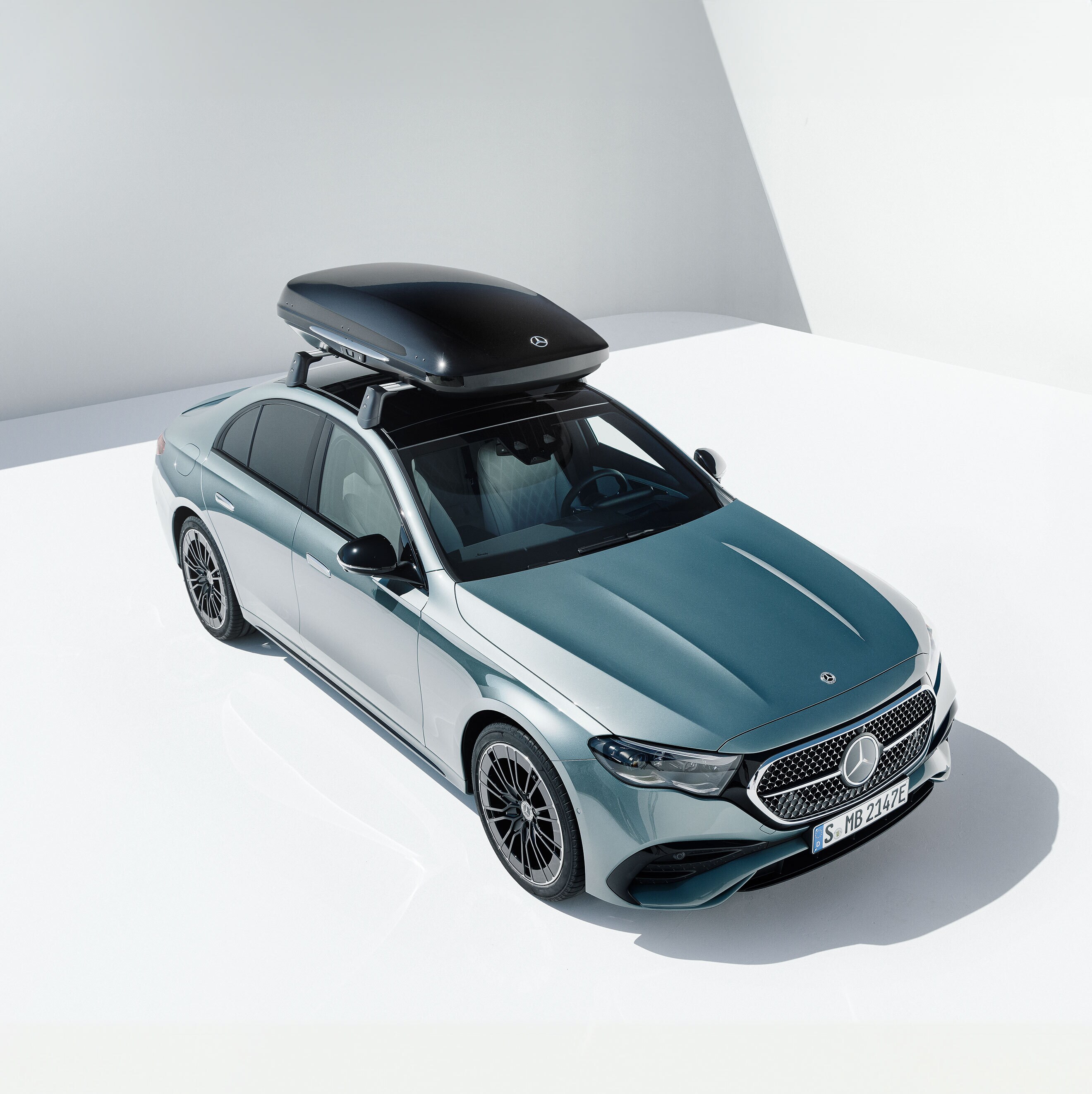 Taşıyıcı ile birlikte gümüş bir Mercedes-Benz.