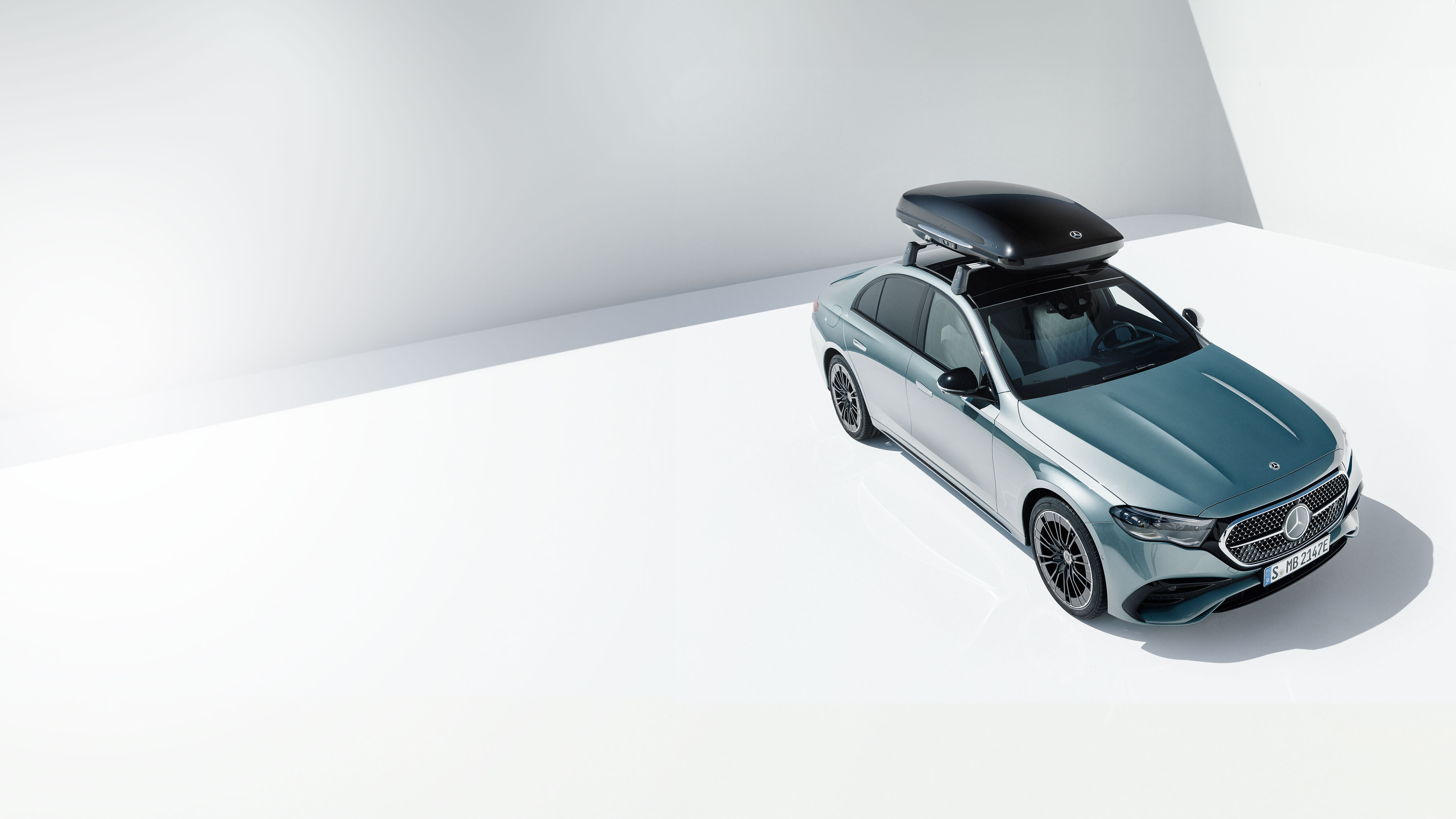 Mercedes-Benz orijinal aksesuarlar Taşıyıcı ile birlikte gümüş bir Mercedes-Benz.