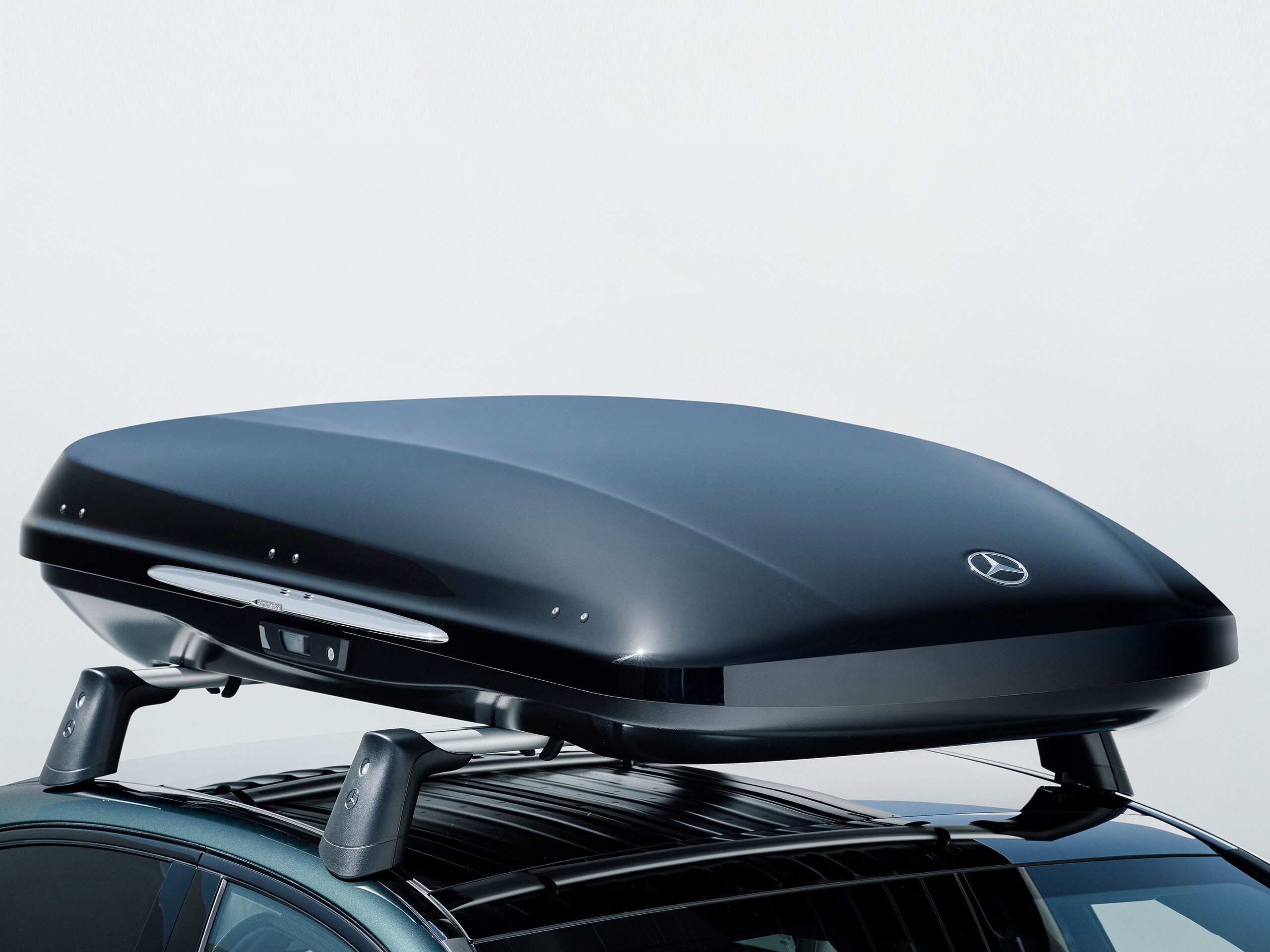 Bir iş adamı, birçok Mercedes-Benz aracının bulunduğu park alanına bakıyor.