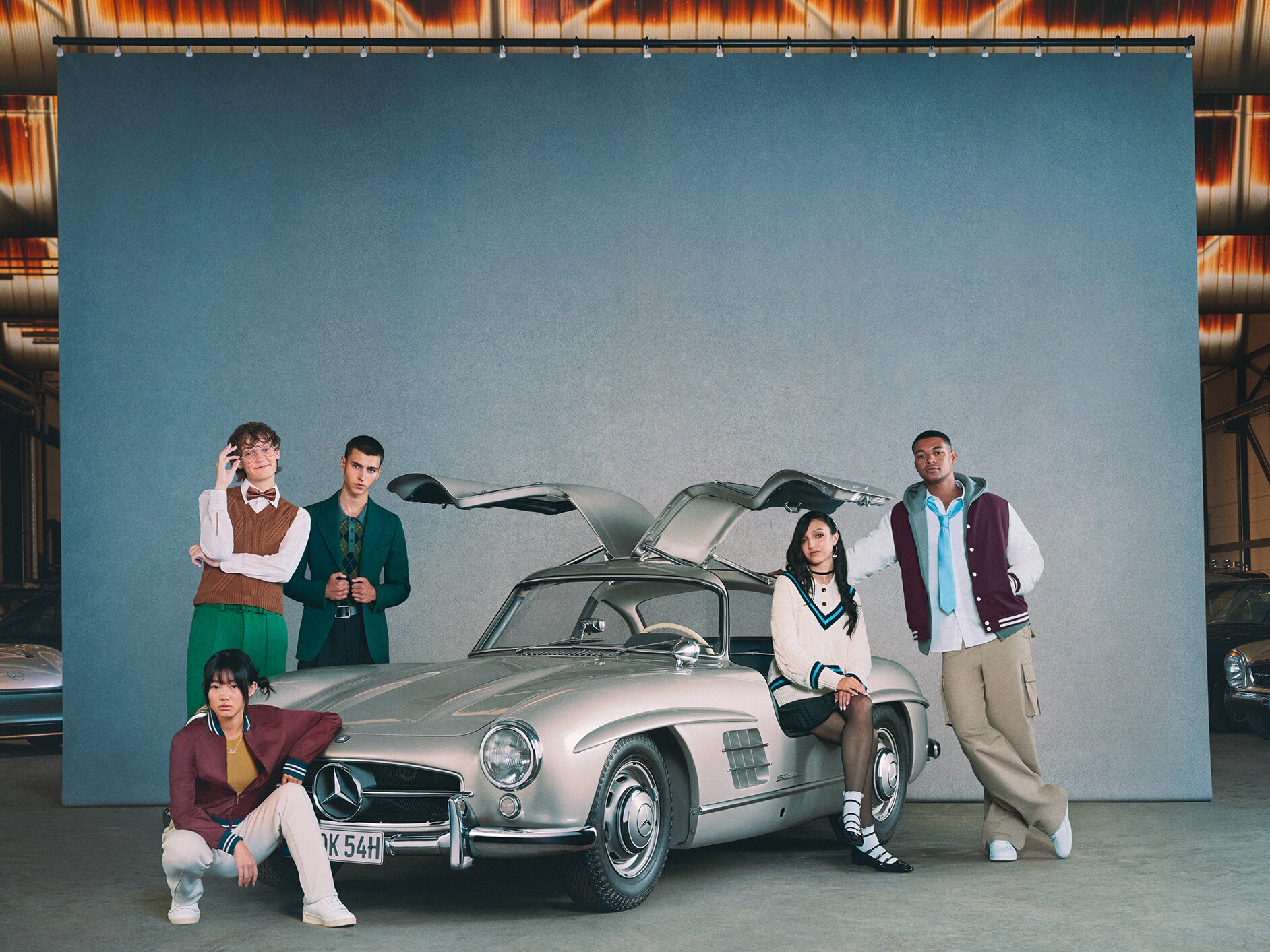 Mercedes-Benz 300 SL Coupé'yi tanıttı.