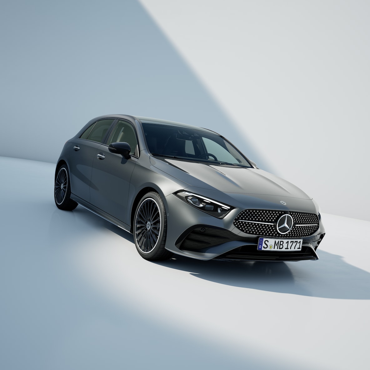 Mercedes-Benz A-Serisinin önden yan görünümü.