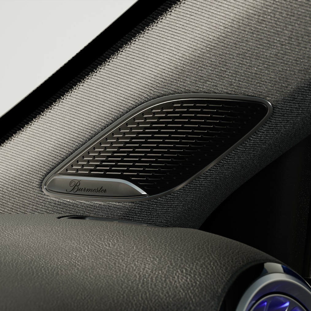 Burmester® Surround ses sistemi hoparlörünün yakın çekimi.