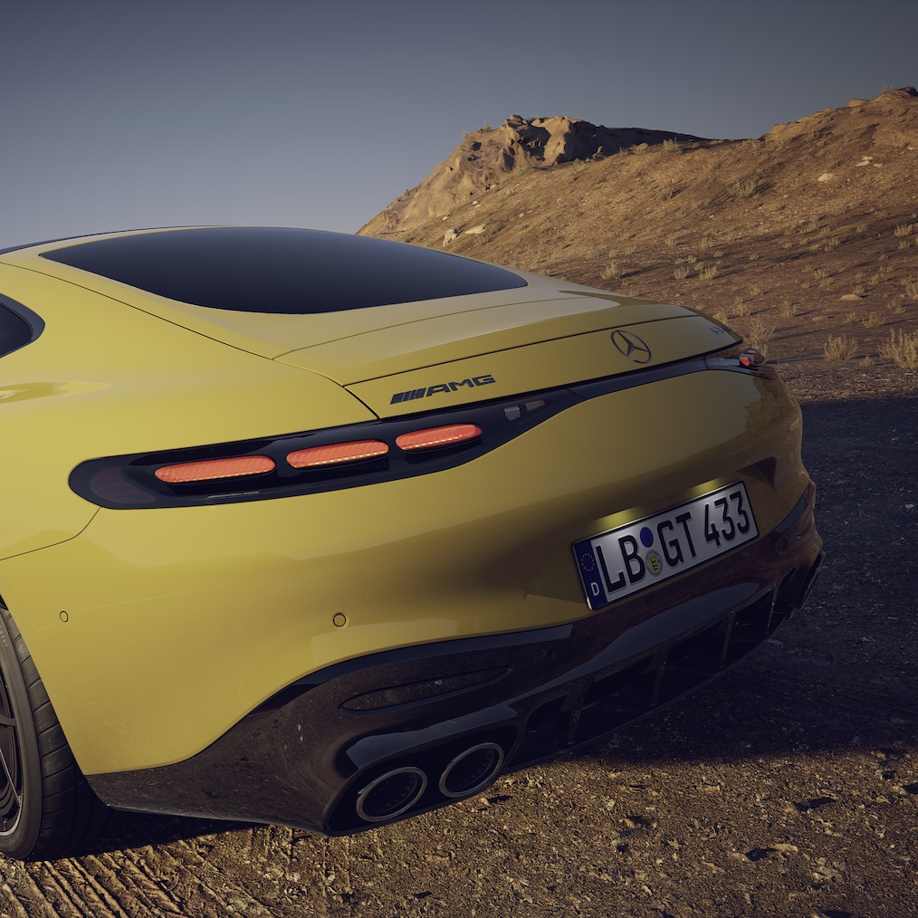 Mercedes-AMG GT 43 Coupé'nin arka spoyleri uzatılmış haldeyken arkadan çekilen görüntüsü.