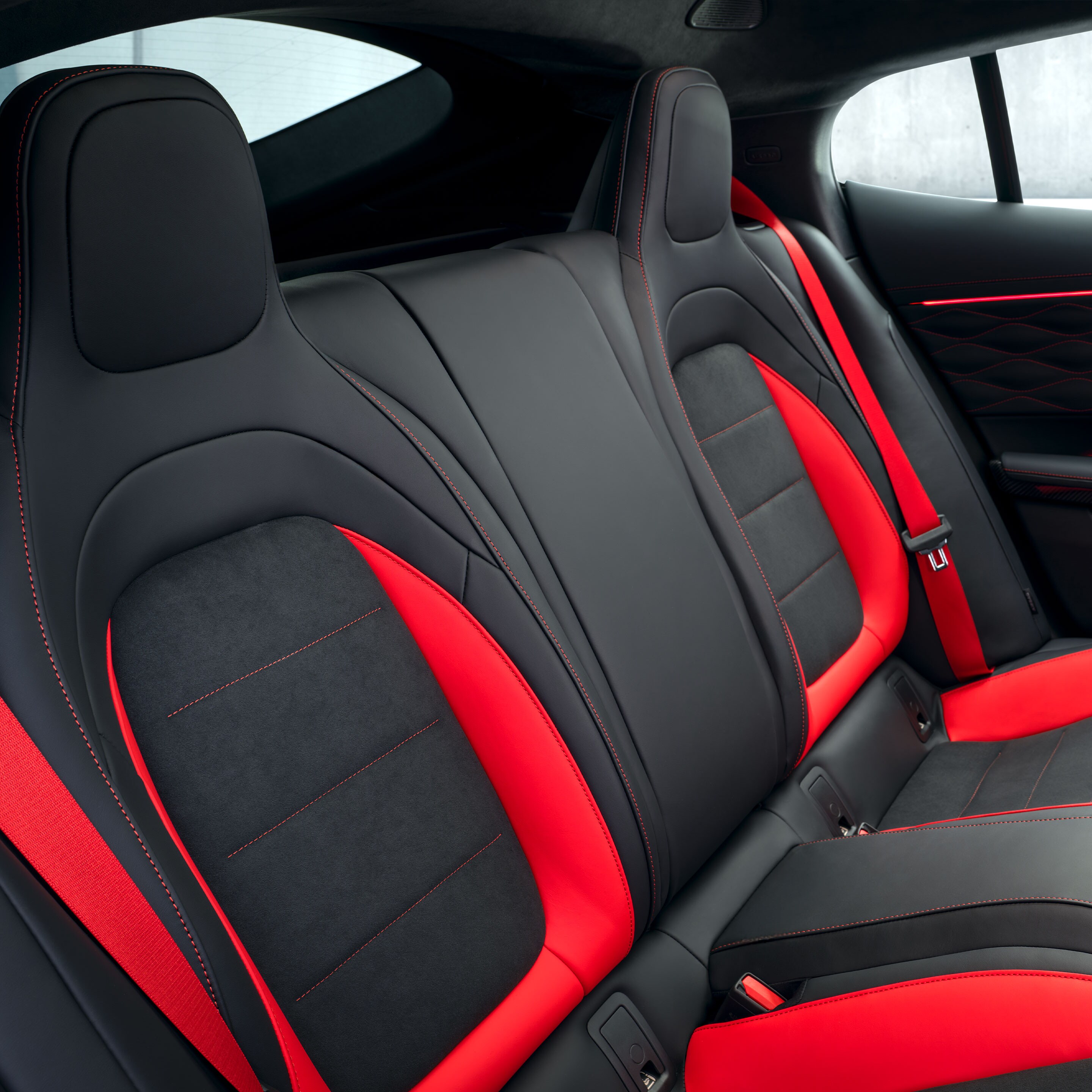 Mercedes-AMG'nin yeni GT 4 Kapılı Coupé modelindeki arka koltuk konforu.