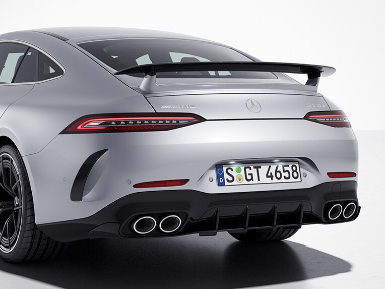 AMG aerodinamik paketli Mercedes-AMG GT 4-Kapı Coupé'nin yan önden görünümü.