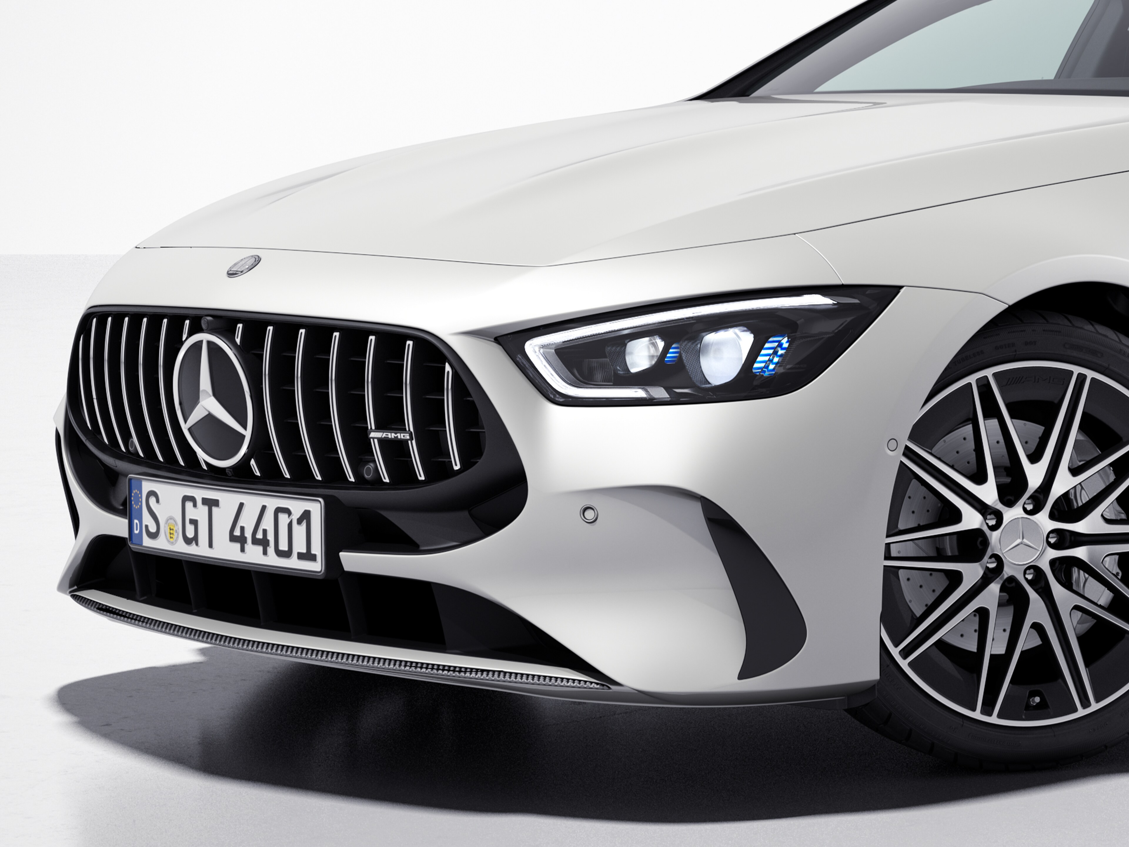 Resimde, AMG karbon paket dış tasarıma sahip Mercedes-AMG GT 4-Kapı Coupé'nin yan önden görünümü gösterilmektedir.