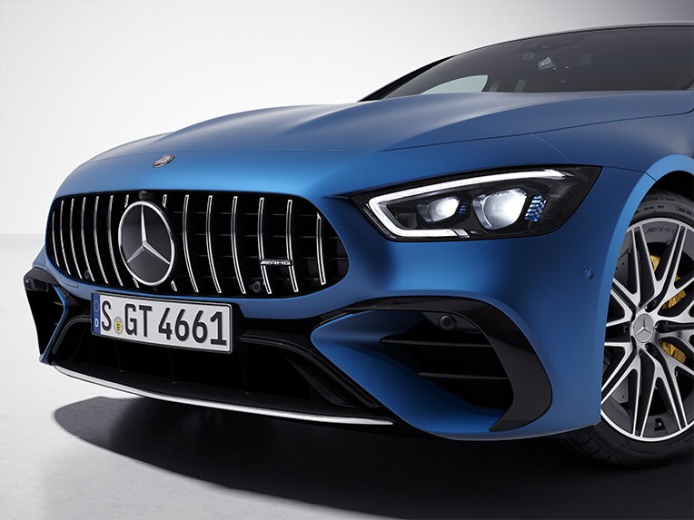 Resimde, AMG krom paketi dış tasarıma sahip Mercedes-AMG GT 4-Kapı Coupé'nin yan önden görünümü gösterilmektedir.