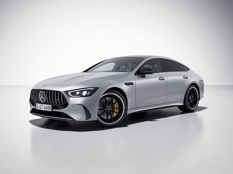 Resimde, AMG gece paketi dış tasarıma sahip Mercedes-AMG GT 4-Kapı Coupé'nin yan önden görünümü gösterilmektedir.
