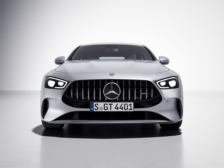 Resimde, V8 Styling paketi dış tasarıma sahip Mercedes-AMG GT 4 kapılı Coupé'nin yan önden görünümü gösterilmektedir.