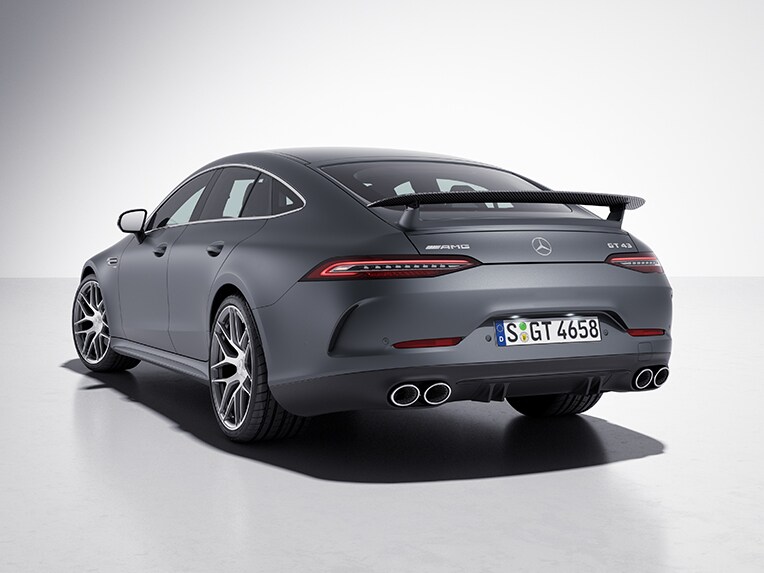 Resimde, AMG karbon paket dış tasarıma sahip Mercedes-AMG GT 4 kapılı Coupé'nin yan önden görünümü gösterilmektedir.