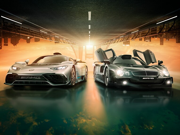 Mercedes-AMG'nin 55 yıllık şirket tarihini temsil eden dört Mercedes-AMG aracı yan yana duruyor.