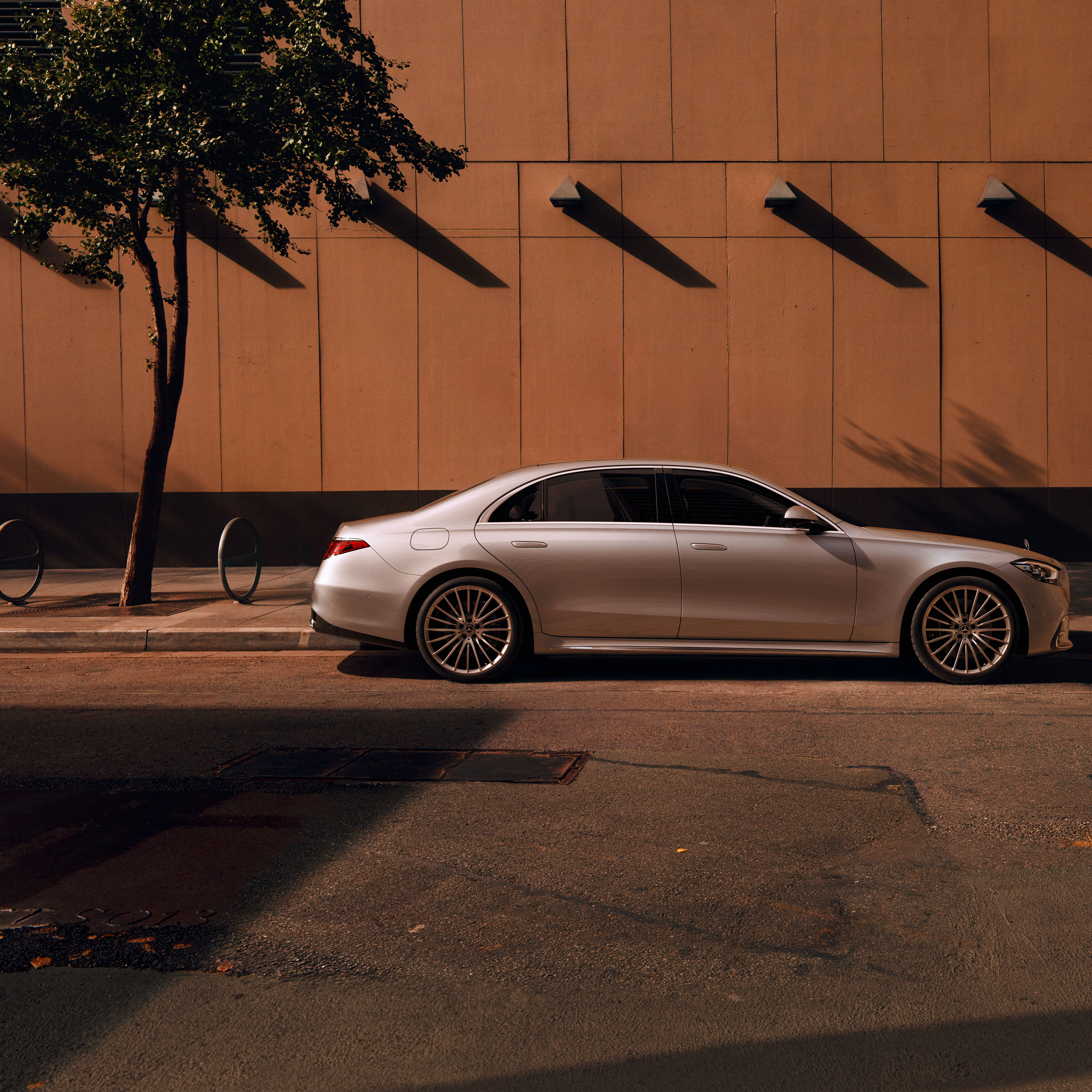 S-Serisi Sedan | Mercedes-Benz Mercedes-Benz S-Serisi Sedan'ın yandan görünümü.