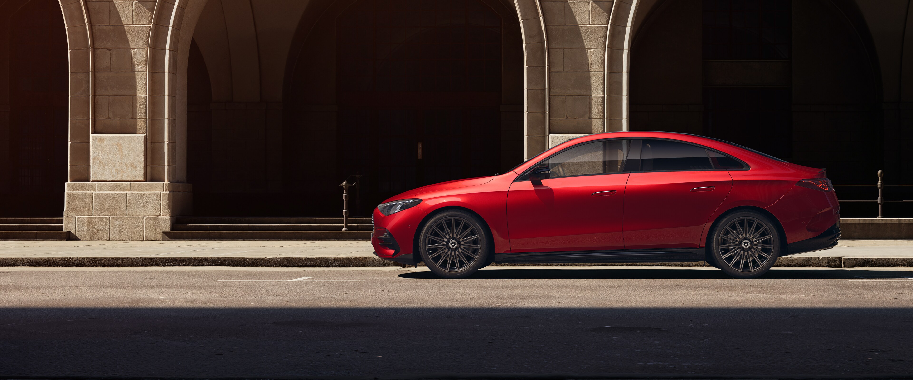 Mercedes-Benz CLA Sedan'ın yandan görünümü.