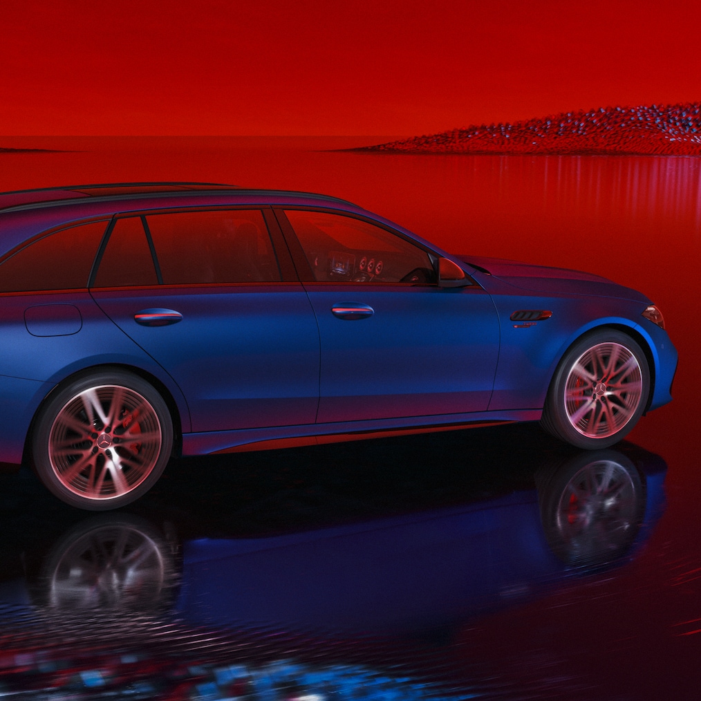 Kırmızı arka planın önünde MANUFAKTUR spektral mavisi magno boyalı Mercedes-AMG C 63 S E PERFORMANCE Estate'nin yandan görünümü.