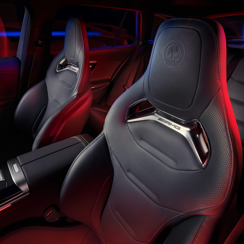 Açık sürücü kapısından bakıldığında AMG Performance koltuklarının görünümü.