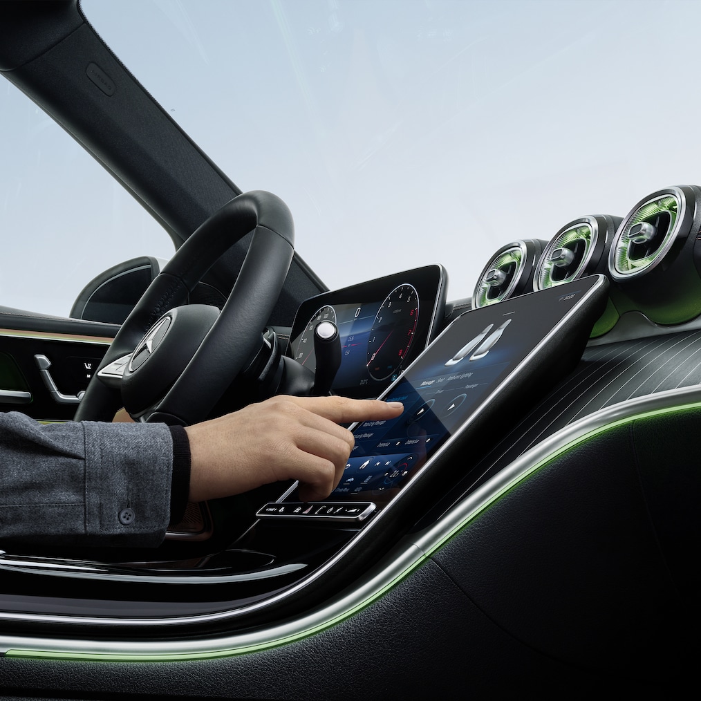 Mercedes-Benz C-Serisi'nde göstergelerin bulunduğu kokpitin yakın çekimi.