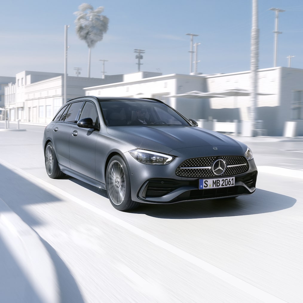 Mercedes-Benz C-Serisi Estate'nin önden yan görünümü.