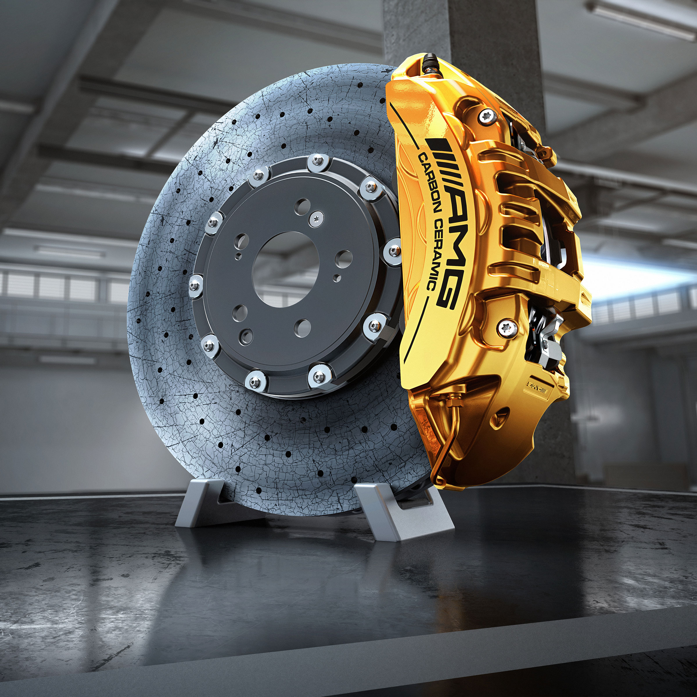 İçinden AMG tüksek performanslı seramik kompozit malzemeden frenleme sistemi parlayan bir AMG hafif metal alaşımlı jantların yakından görünümü.
